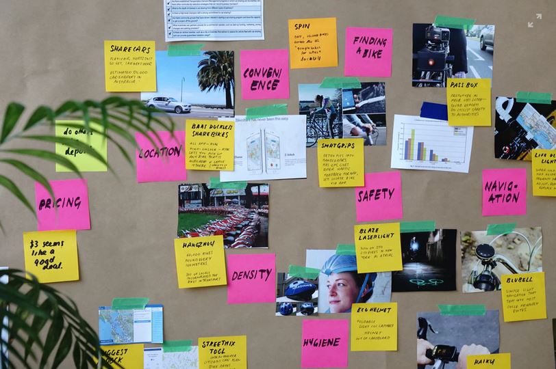 Email marketing: Post-it notes, photos, and ideas are displayed on a wall